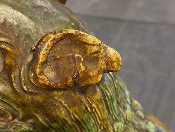 Une paire de mod&egrave;les de lions gardiens en porcelaine de Chine &agrave; &eacute;mail sancai, Ming